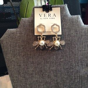 Pearl bee earrings